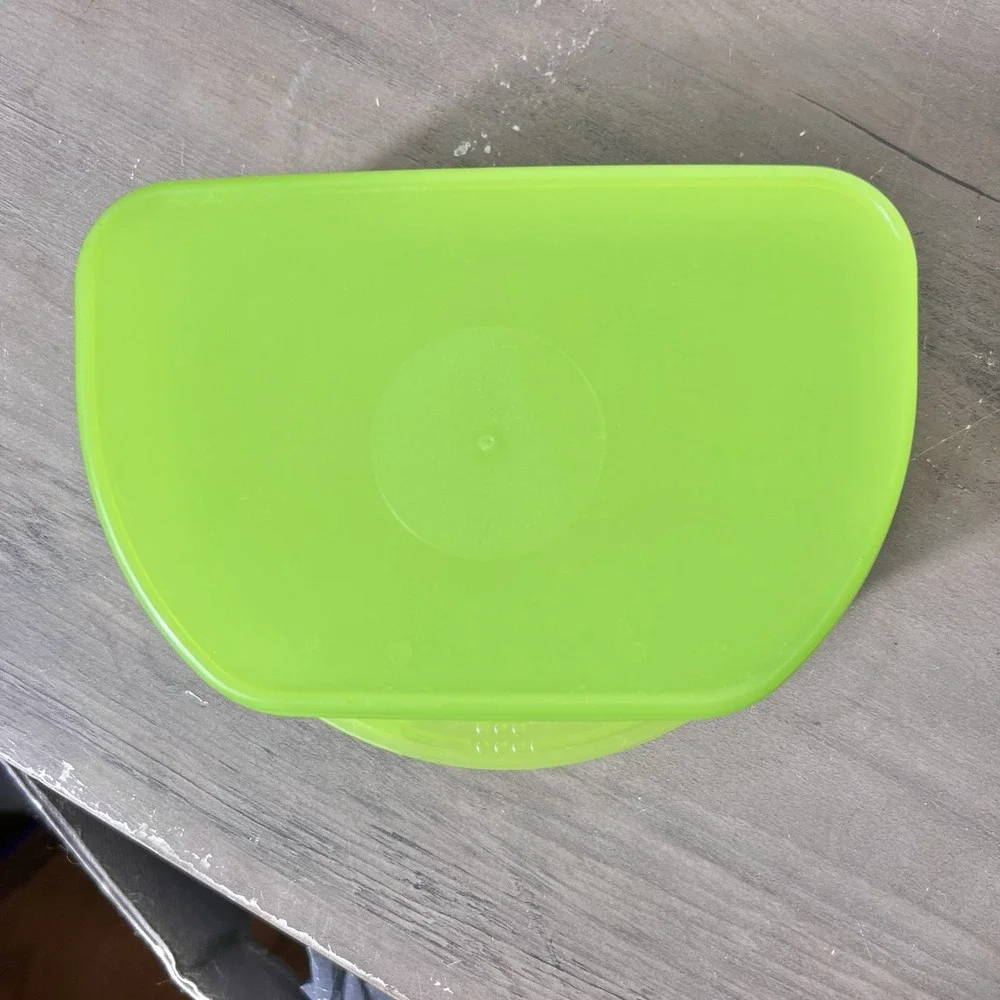 Lime Green Food Storage Container w/‎ Lid Lunchbox Snack Keeper Bento Style